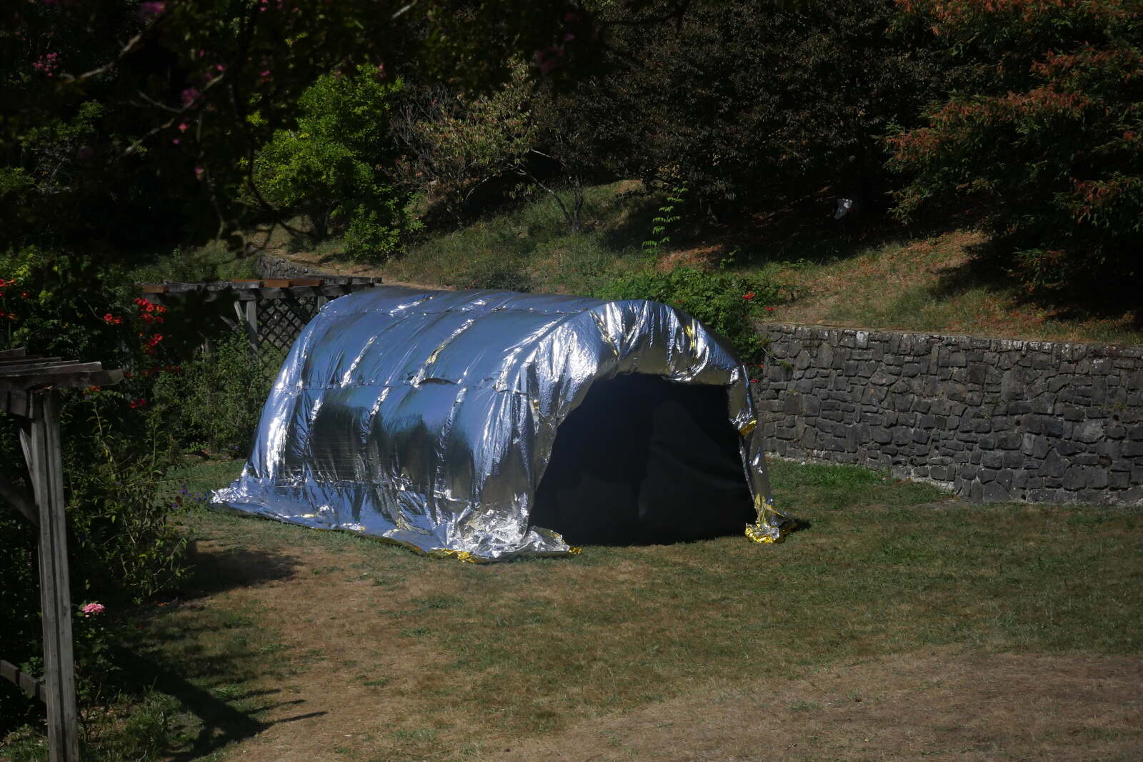 Sirena_01 — la structure argentée dans un jardin