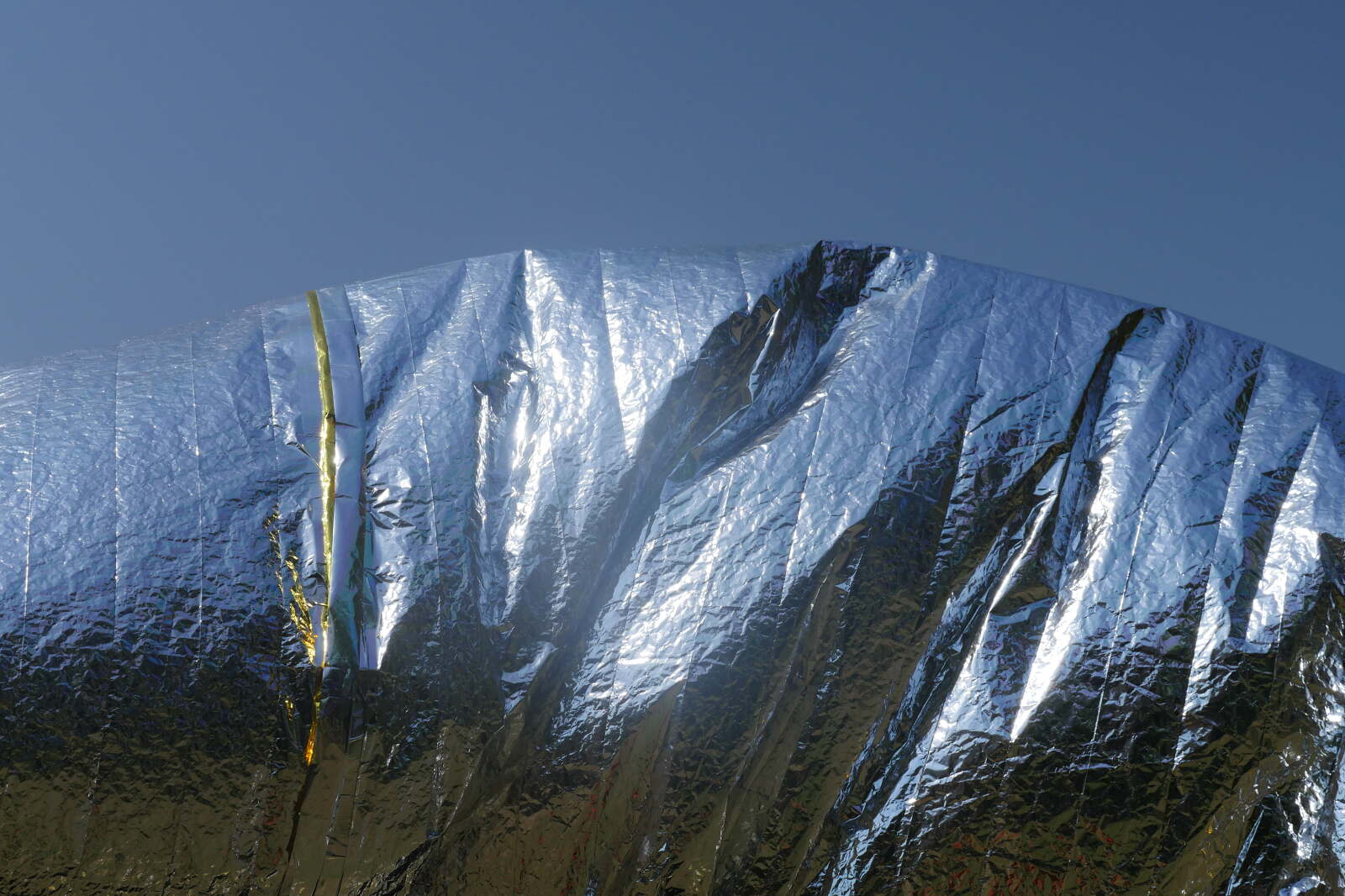 Sirena_01 — détail de la surface argentée